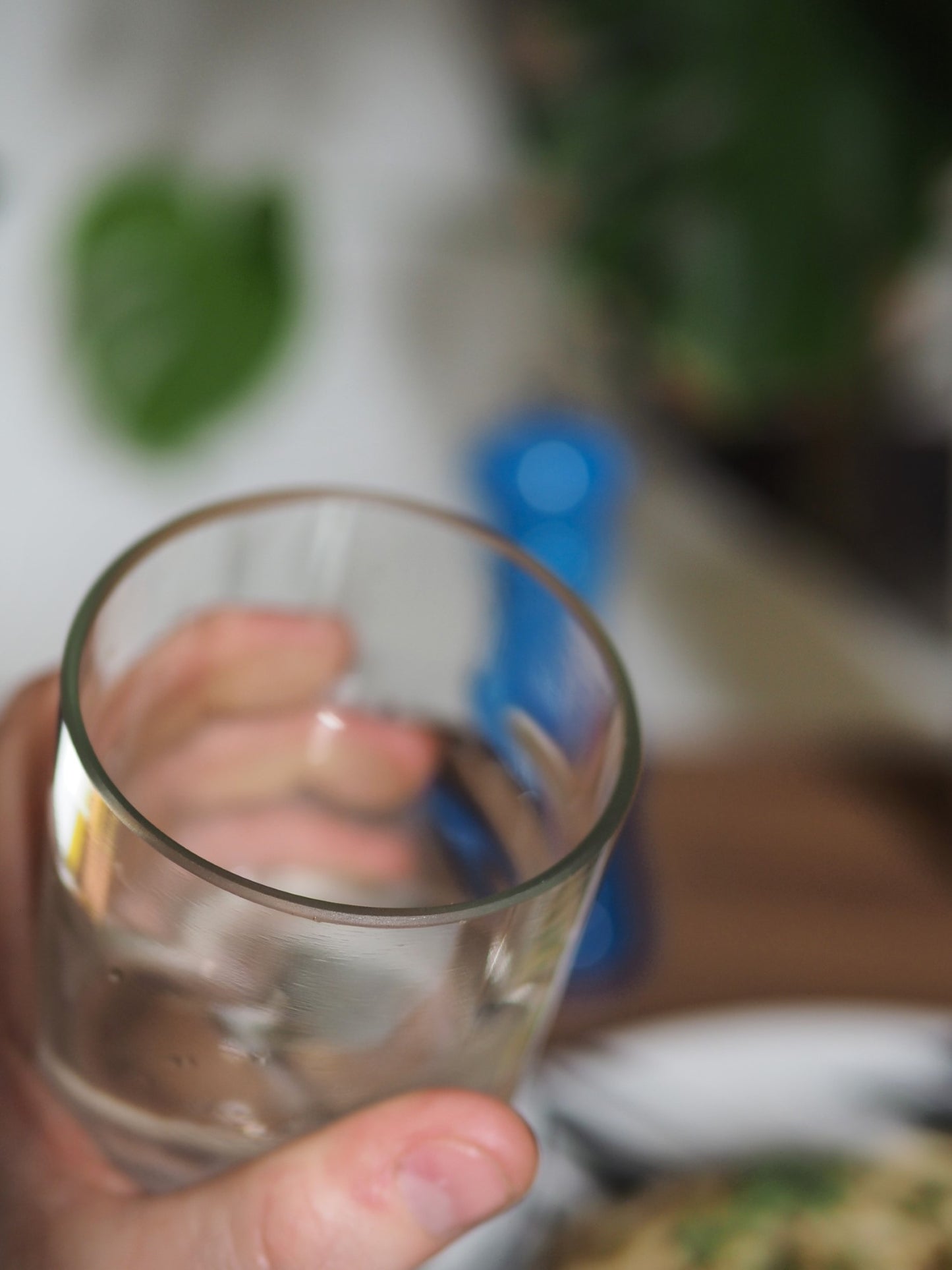 verre transparente fait en bouteille recyclée tenu en main