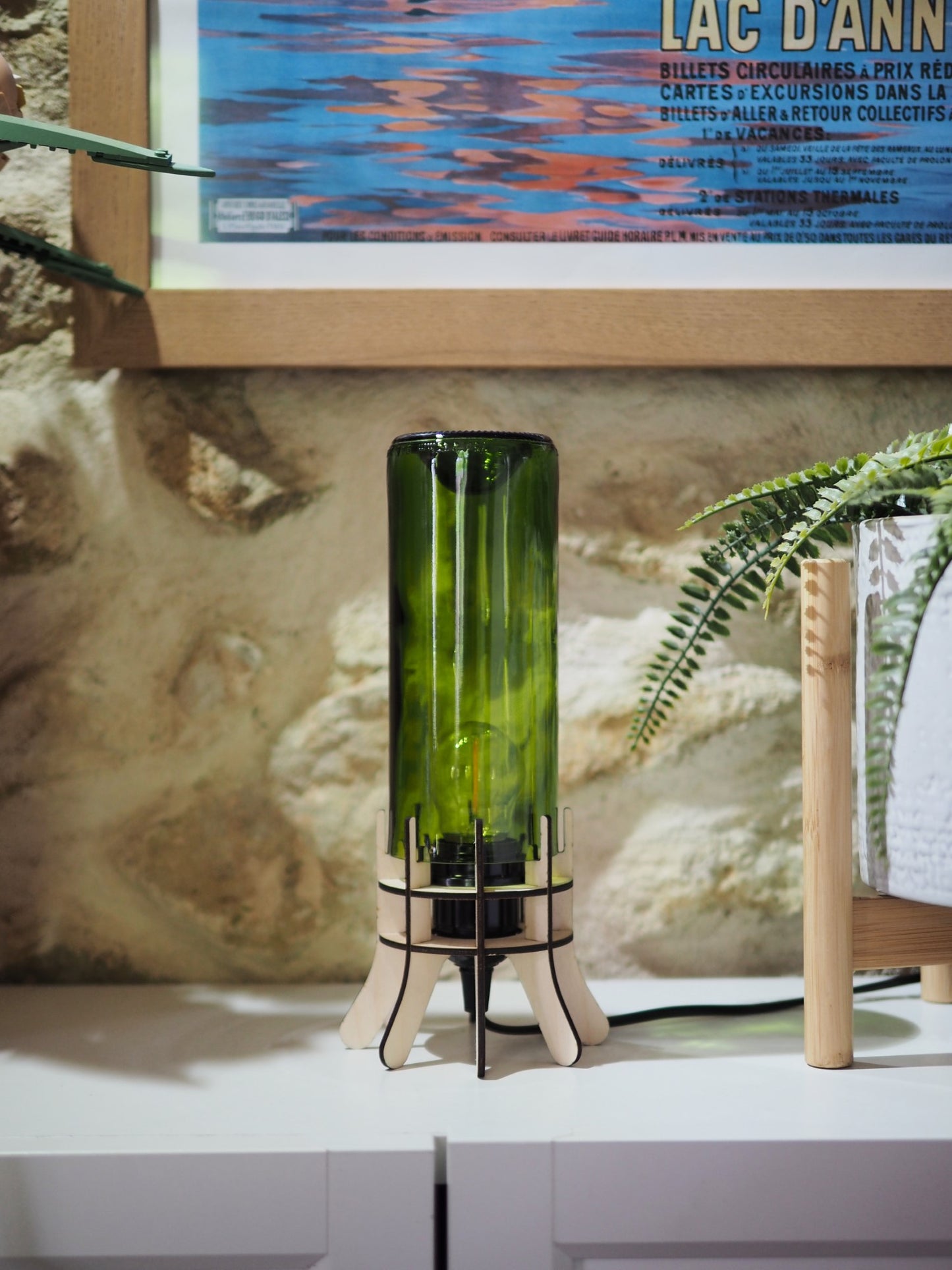 Lampe en verre recyclé sur socle en bois, design artisanal, couleur vert